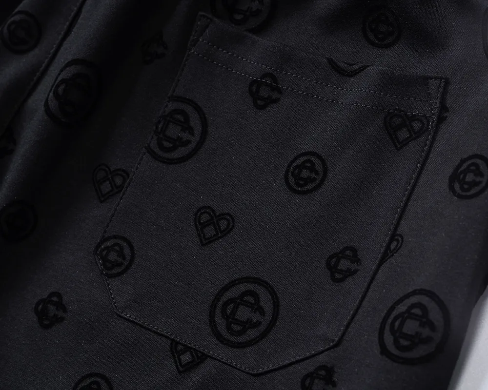 29108# New Arrival casual shorts from the 2026 spring and summer official website, full of jacquard fabric, handsome, comfortable fabric, rigorous workmanship and neat wiring. Good upper body effect·Sizes M-3XL Black